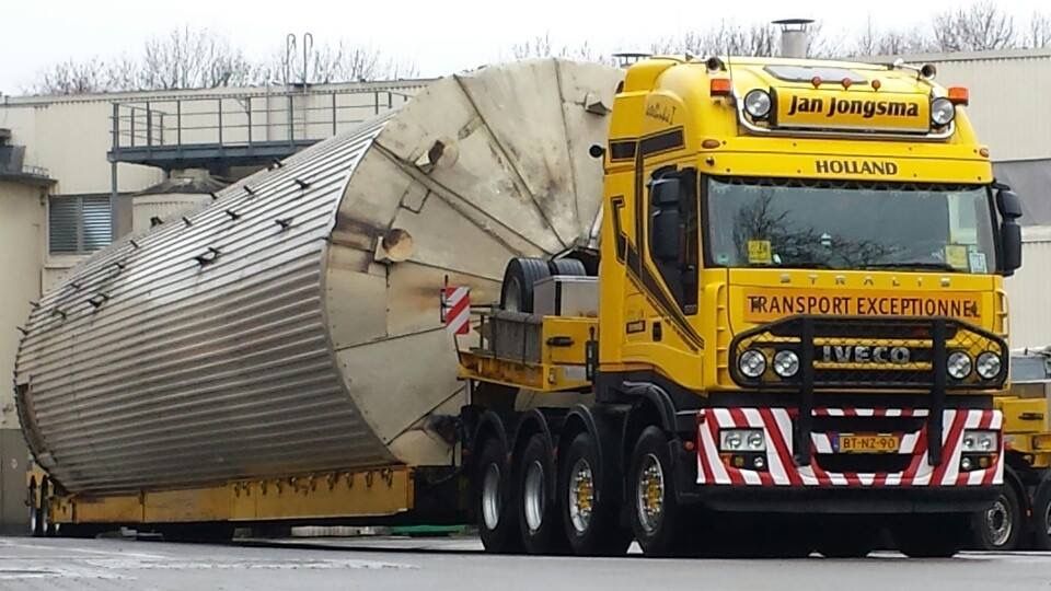 Auf Fu&szlig;ring stehender Edelstahlbeh&auml;lter (1)
