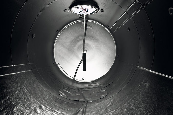 Innenansicht von Gebrauchtbeh&auml;lter nach Umr&uuml;stung zum Regenwassertankmit fertig eingebauter Wassertank Innenh&uuml;lle, erh&auml;ltlich bei Fa. Tank und Apparate Barth GmbH