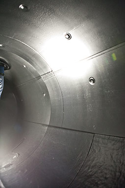 Ausschnitt Innenansicht von gebrauchtem Tank mit grauer Regenwassertank Innenh&uuml;lle