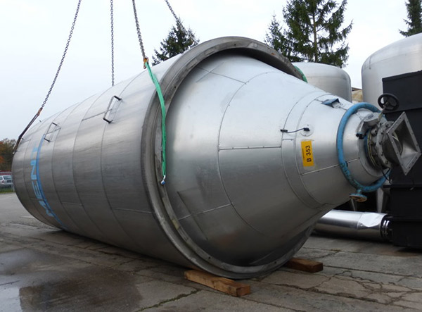 Gebrauchtes Silo aus Edelstahl mit 55.000 Litern Inhalt, waagrecht am Kran h&auml;ngend bei Abladung im Lager der Firma Barth Tankbau