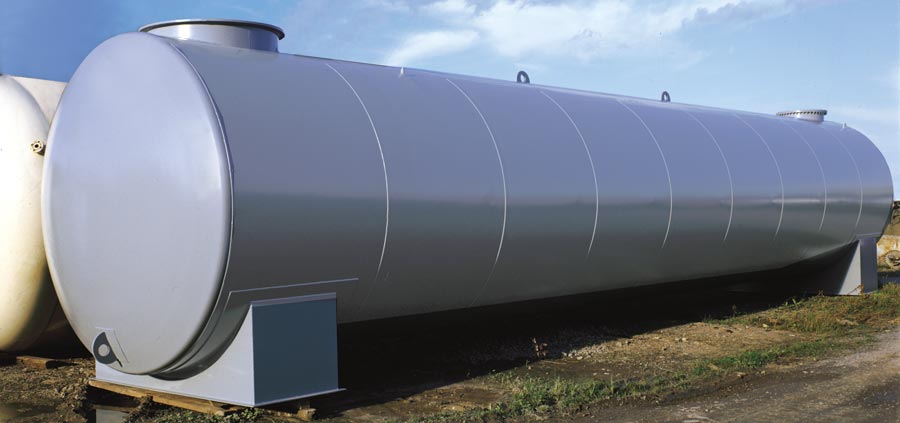 Grau lackierter Heiz&ouml;ltank/Dieseltank/Benzintank, oberirdisch liegend, DIN-Tank f&uuml;r wassergef&auml;hrdende Fl&uuml;ssigkeiten auf dem Freilager-Gel&auml;nde der Firma Tank und Apparate Barth GmbH