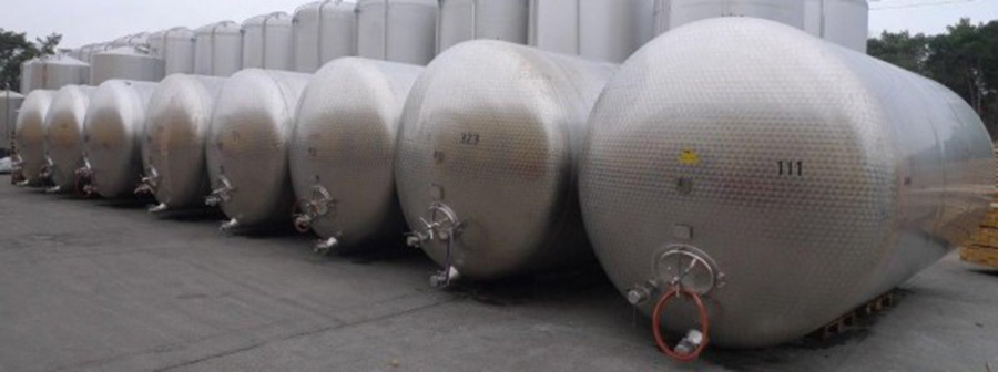 acht im Freien nebeneinander liegende, gebrauchte Edelstahl Druckbeh&auml;lter, Volumen 25.250 Liter, im Lager der Firma Tank und Apparate Barth GmbH, Lebensmitteltanks aus VA