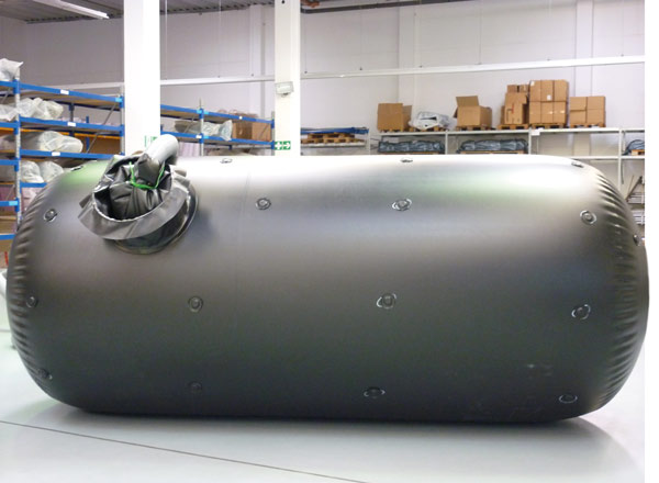 graue, aufgeblasene Regenwassertank Innenh&uuml;lle aus PVC f&uuml;r die Umr&uuml;stung eines gebrauchten Heiz&ouml;ltanks in einen Regenwasserbeh&auml;lter, wie es die Firma Tank und Apparate Barth GmbH anbietet