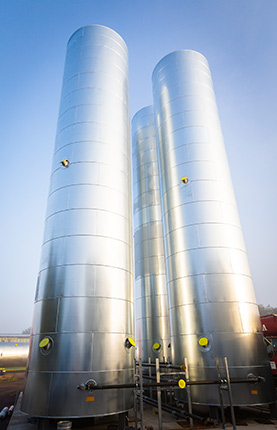 drei stehende Edelstahlbeh&auml;lter in Au&szlig;enaufstellung, geliefert von Tank und Apparate Barth GmbH