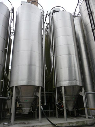 mehrere auf 4 F&uuml;&szlig;en stehende, lebensmittelgeeignete VA Silos